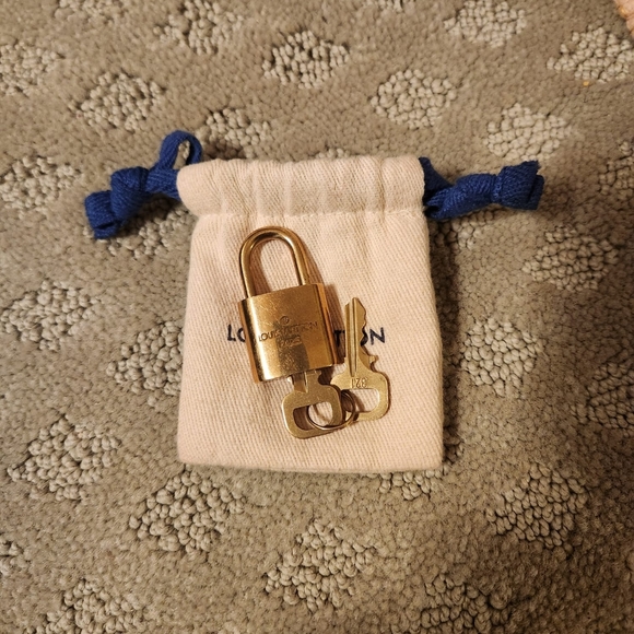 Louis vuitton lock and keys - Picture 2 of 4